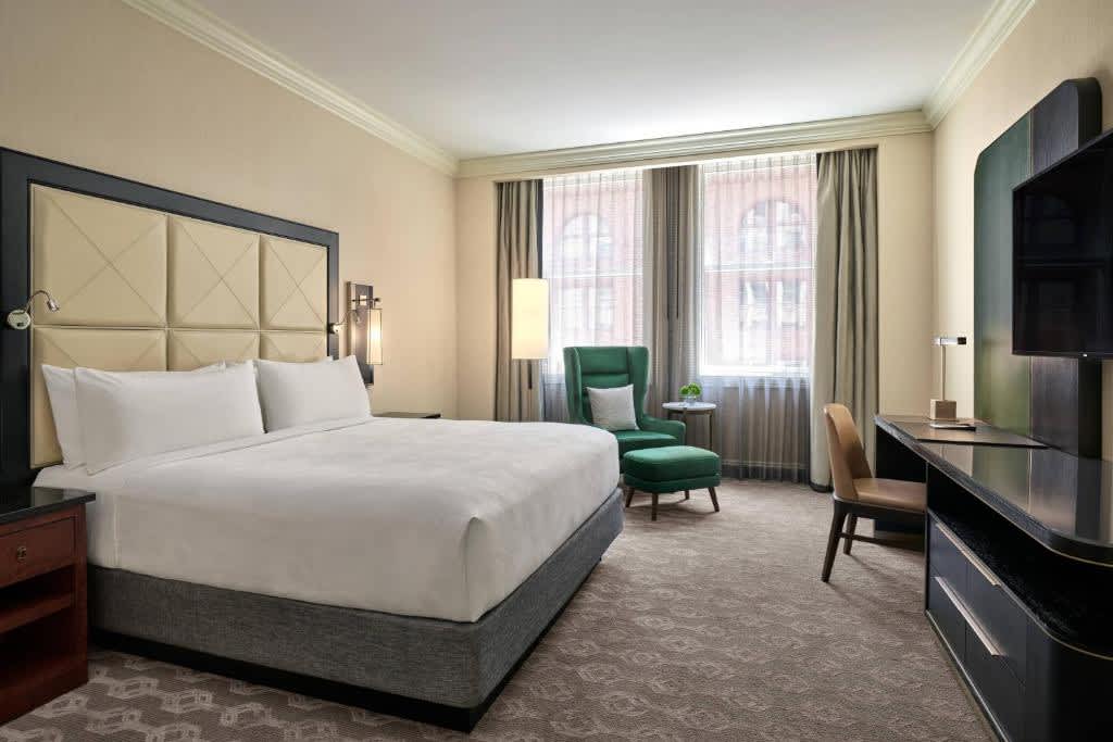 Habitación con cama extragrande y vistas a la ciudad