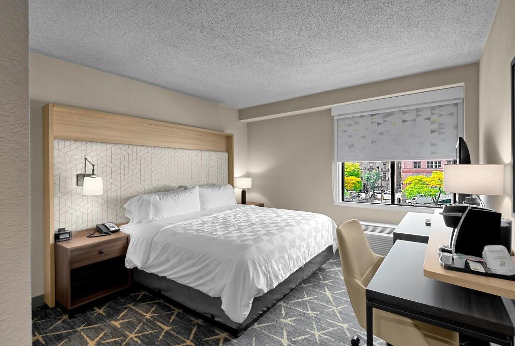 Holiday Inn & Suites Chicago - Downtown, an IHG Hotel