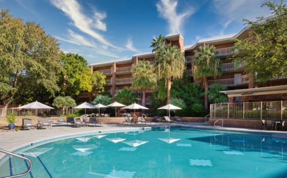 una gran piscina frente a un hotel en Embassy Suites by Hilton Tucson East, en Tucson