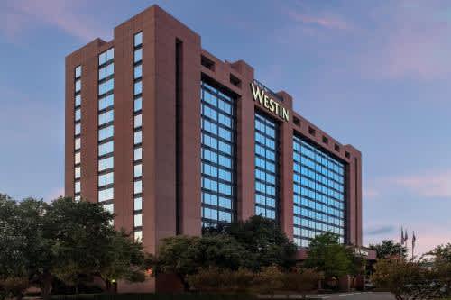 un edificio con un cartel encima en The Westin Dallas Fort Worth Airport, en Irving