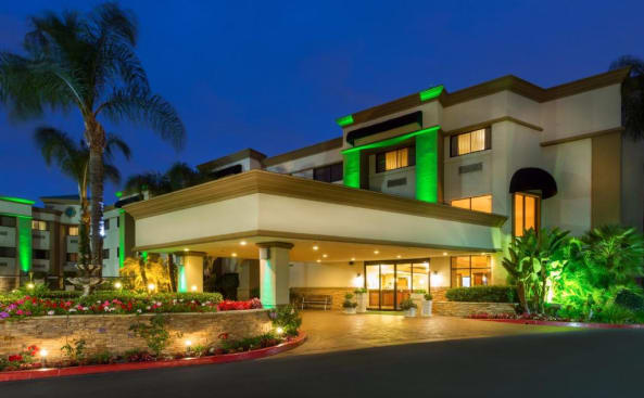 una representación de un hotel por la noche en Holiday Inn Santa Ana-Orange County Airport, an IHG Hotel, en Santa Ana