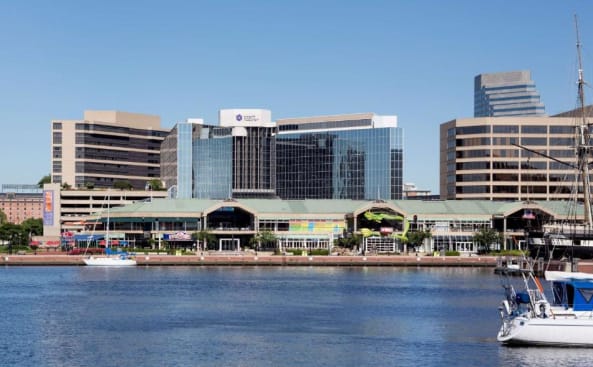 un barco en una masa de agua con edificios en Hyatt Regency Baltimore, en Baltimore