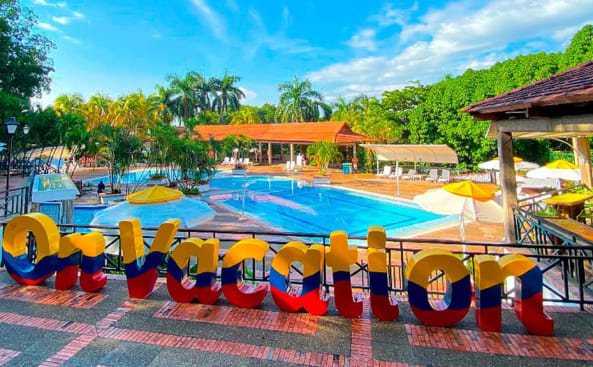 una piscina con un cartel que diga m pool en On Vacation Girardot Resort, en Girardot