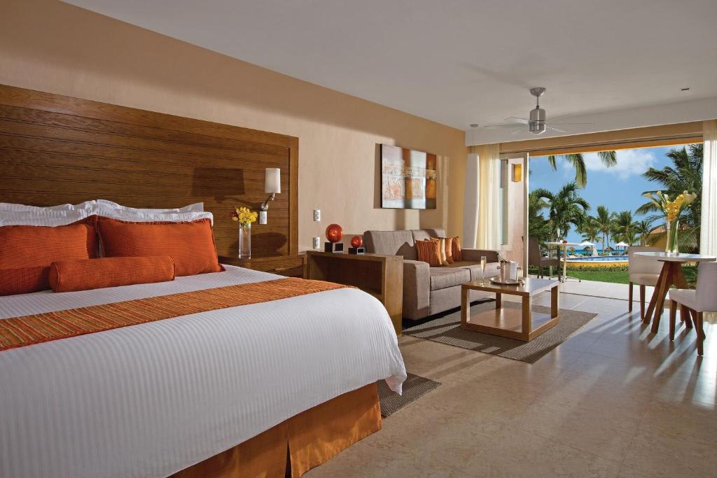 Suite Junior Preferred Club con vistas a la piscina y cama extragrande