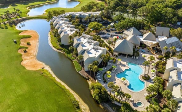 una vista aérea de un complejo con piscina en Marriott's Sabal Palms, en Orlando