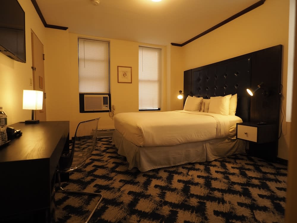 Img - Gold, 1 Queen Bed