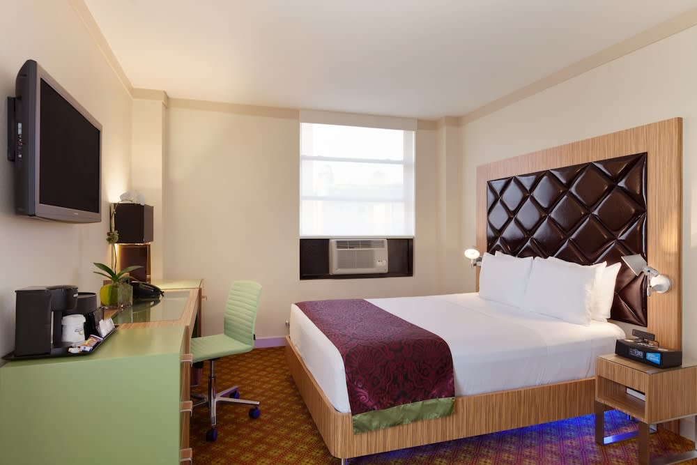 Img - Silver, 1 Queen Bed