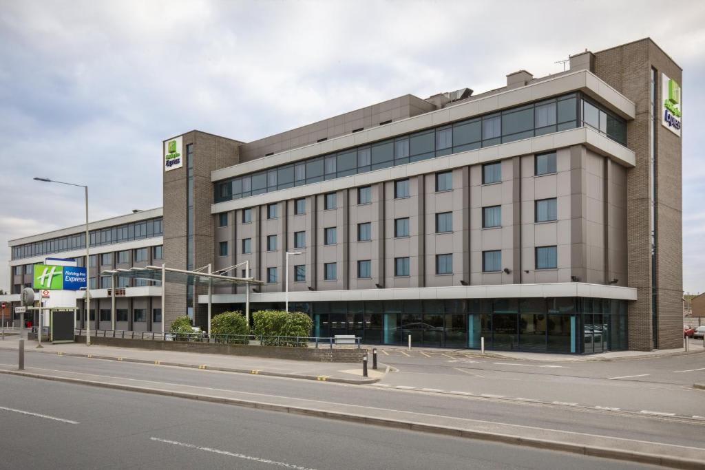 Holiday Inn Express London Heathrow T5, an IHG Hotel