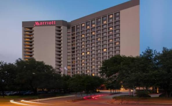 un hotel con un cartel en el lateral de un edificio en Dallas/Fort Worth Airport Marriott, en Irving