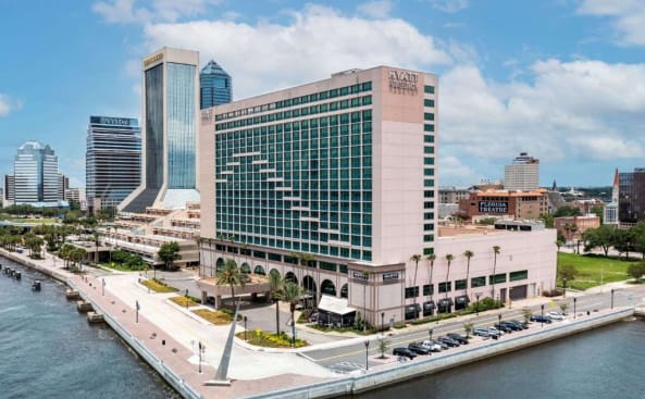 un gran edificio junto a una masa de agua en Hyatt Regency Jacksonville Riverfront, en Jacksonville