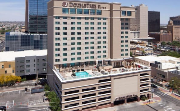 una vista aérea de un edificio con piscina en DoubleTree by Hilton El Paso Downtown, en El Paso