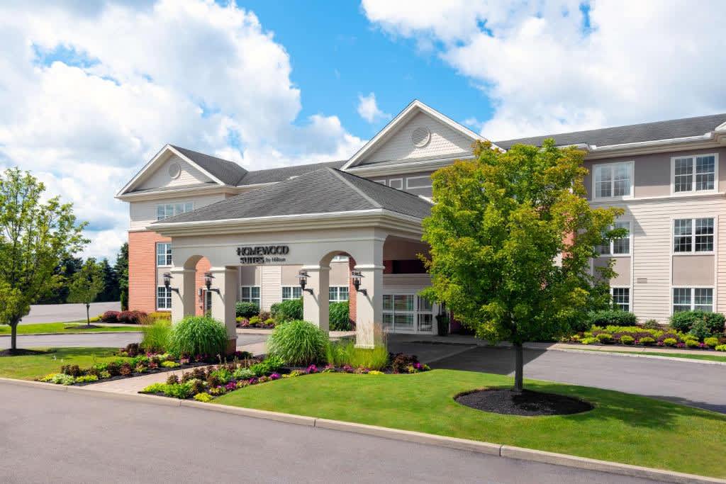 un gran edificio con un árbol delante en Homewood Suites by Hilton Buffalo/Airport, en Cheektowaga