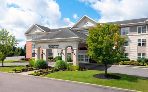 un gran edificio con un árbol delante en Homewood Suites by Hilton Buffalo/Airport, en Cheektowaga