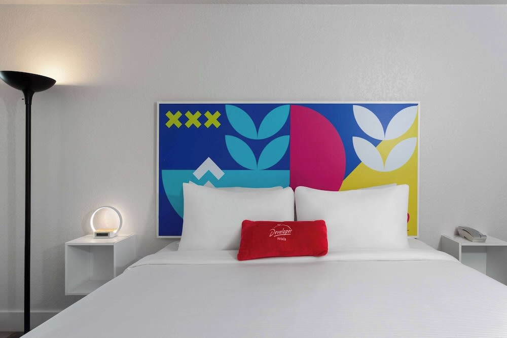 Img - Habitación, 1 cama King size, para no fumadores (Mob/Hear, Roll-in Shower, City View)