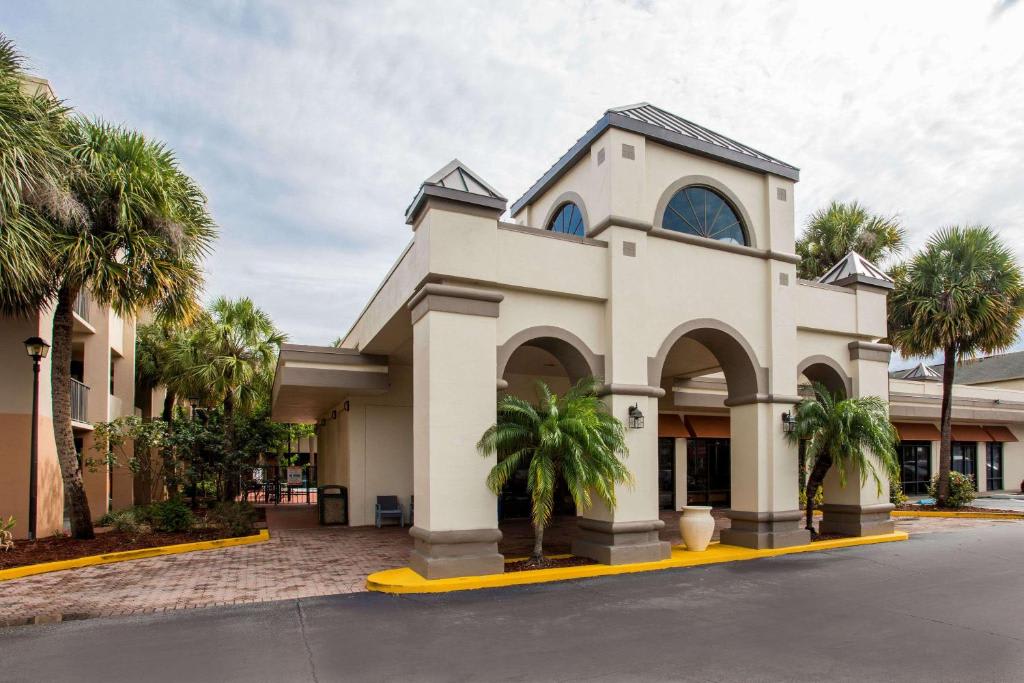 Days Inn & Suites by Wyndham Orlando Airport