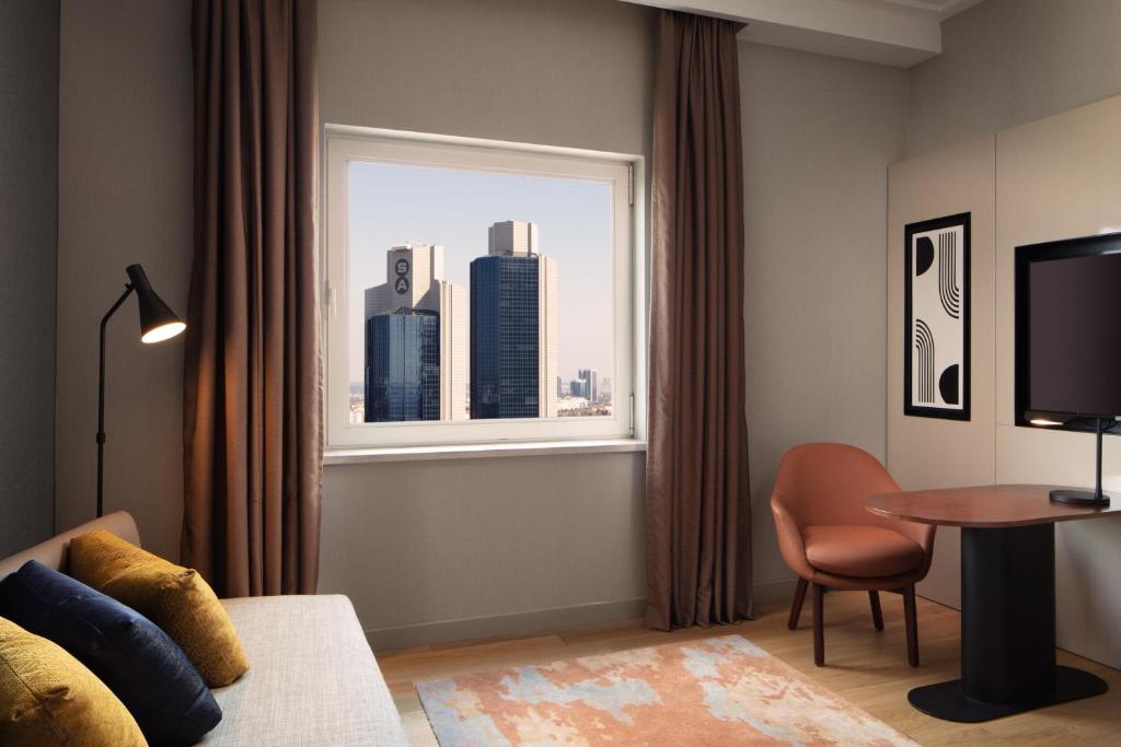 Executive Suite with Panoramic City View - Lounge Access