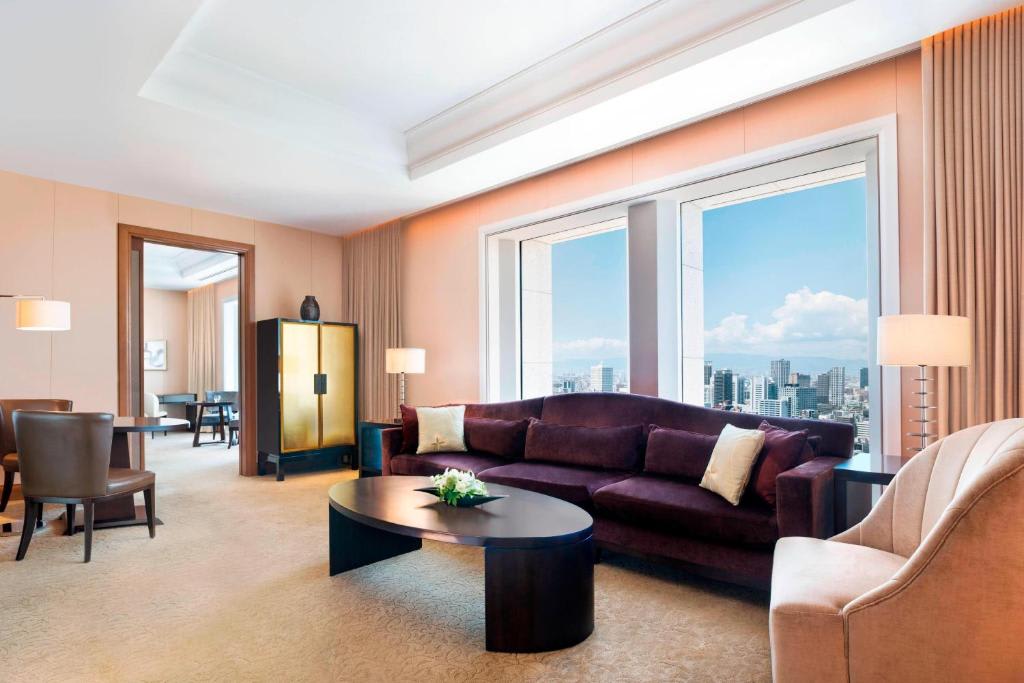 Grand Deluxe King Suite with City View