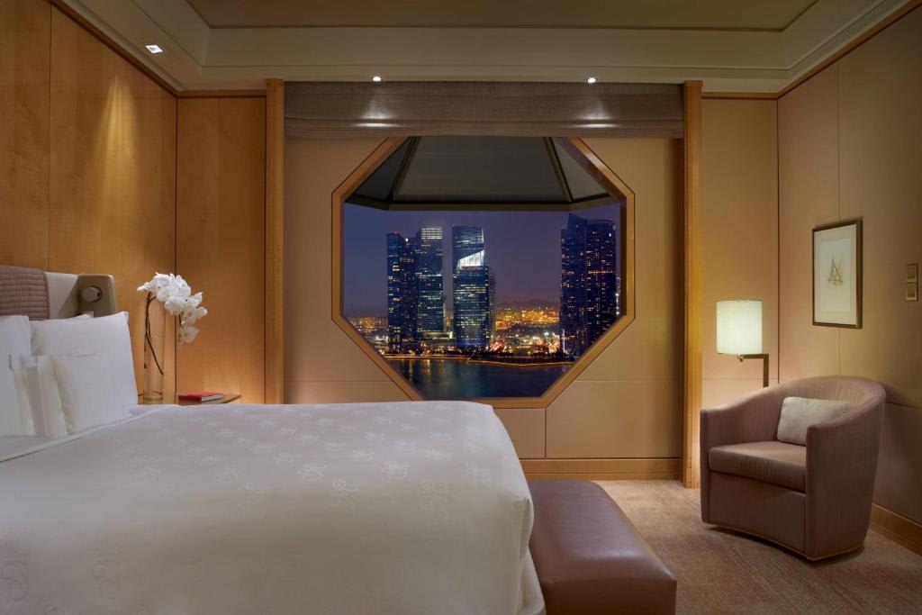 Club Premier Suite, 1 King Bed, Marina Bay view