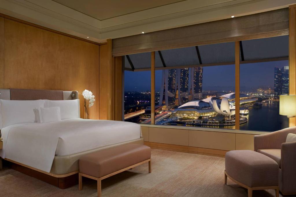 1 Bedroom Millenia Suite, 1 King Bed, Marina Bay view