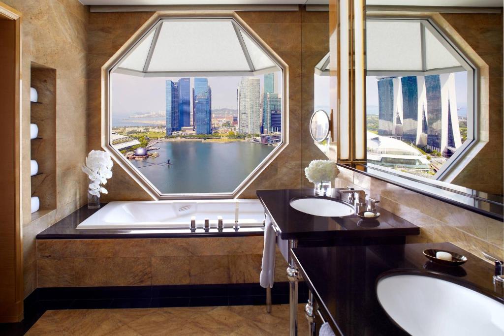 1 Bedroom Millenia Suite, 1 King Bed, Marina Bay view