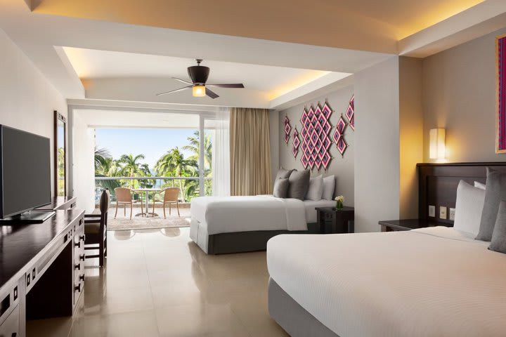 Junior suite double with partial ocean view