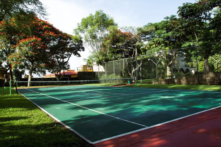 Hotel Villa del Conquistador has a tennis court