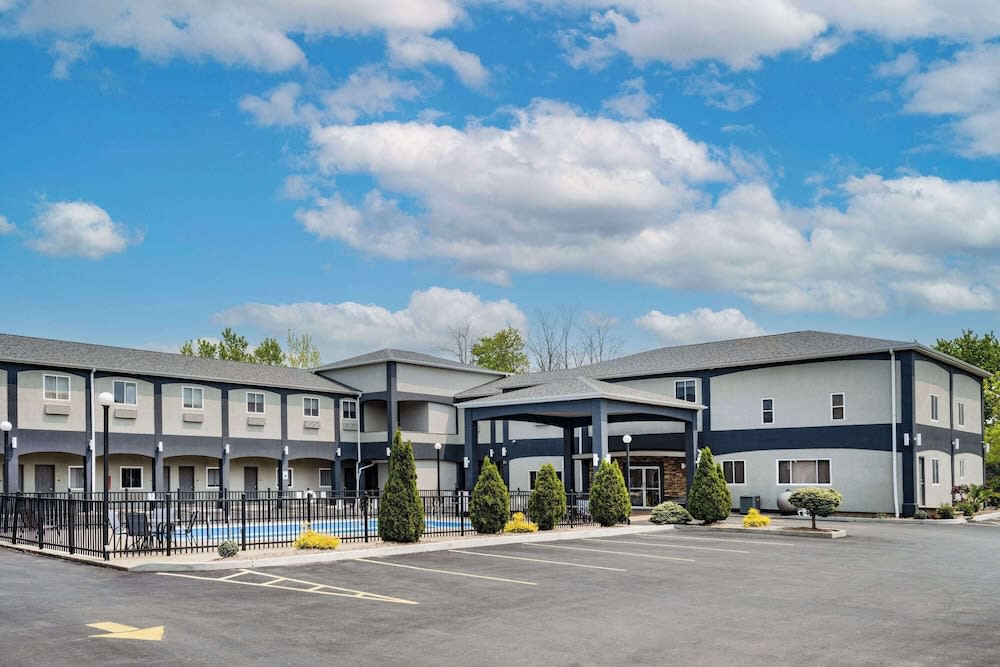 Days Inn & Suites by Wyndham Niagara Falls/Buffalo