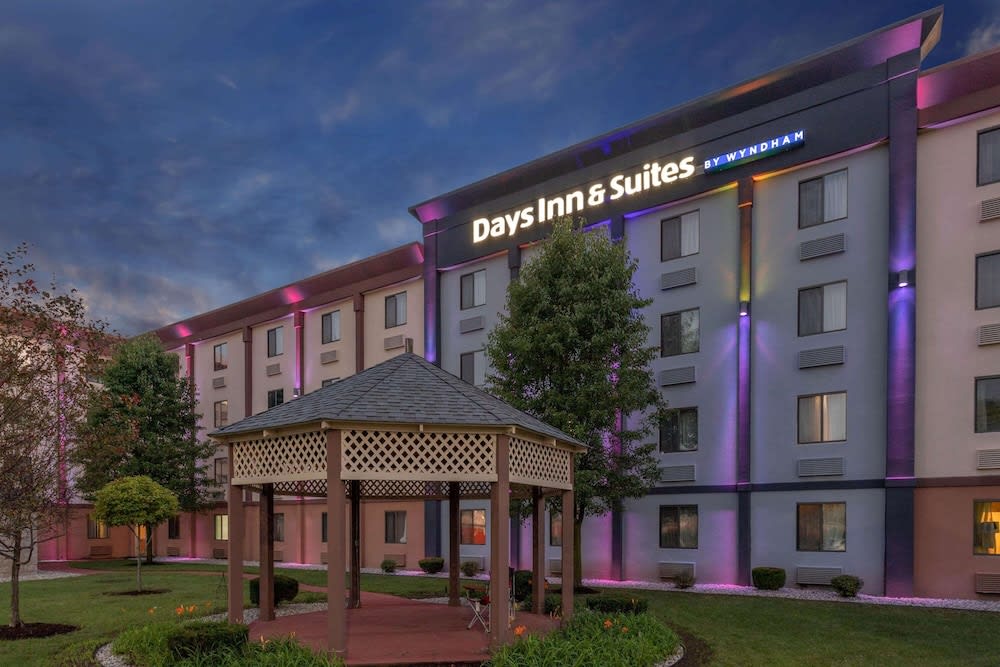 Days Inn and Suites by Wyndham Hammond, IN