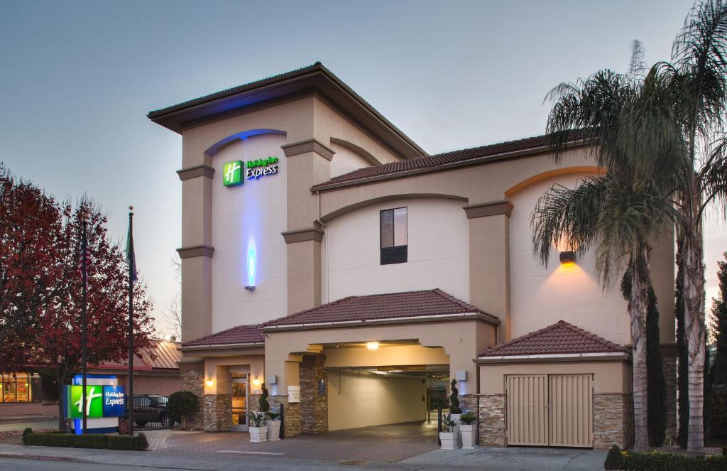 Holiday Inn Express Redwood City-Central, an IHG Hotel