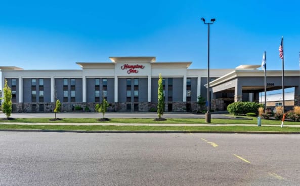 un gran edificio blanco con un cartel. en Hampton Inn Dayton/Huber Heights, en Huber Heights