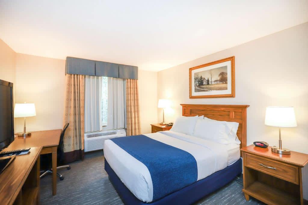 Queen Room with Bathtub - Mobility Access