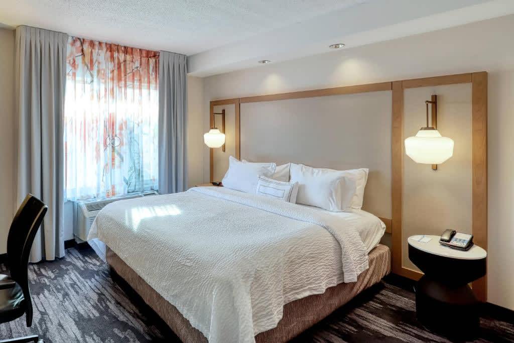 Habitación con cama extragrande.