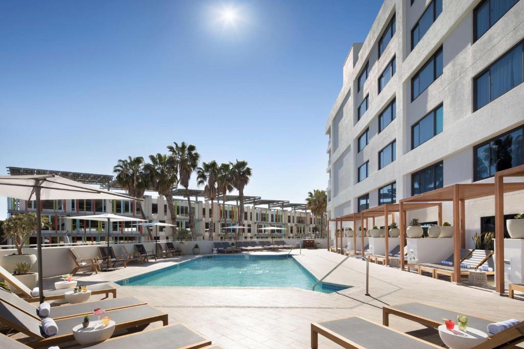 Hilton Santa Monica Hotel & Suites