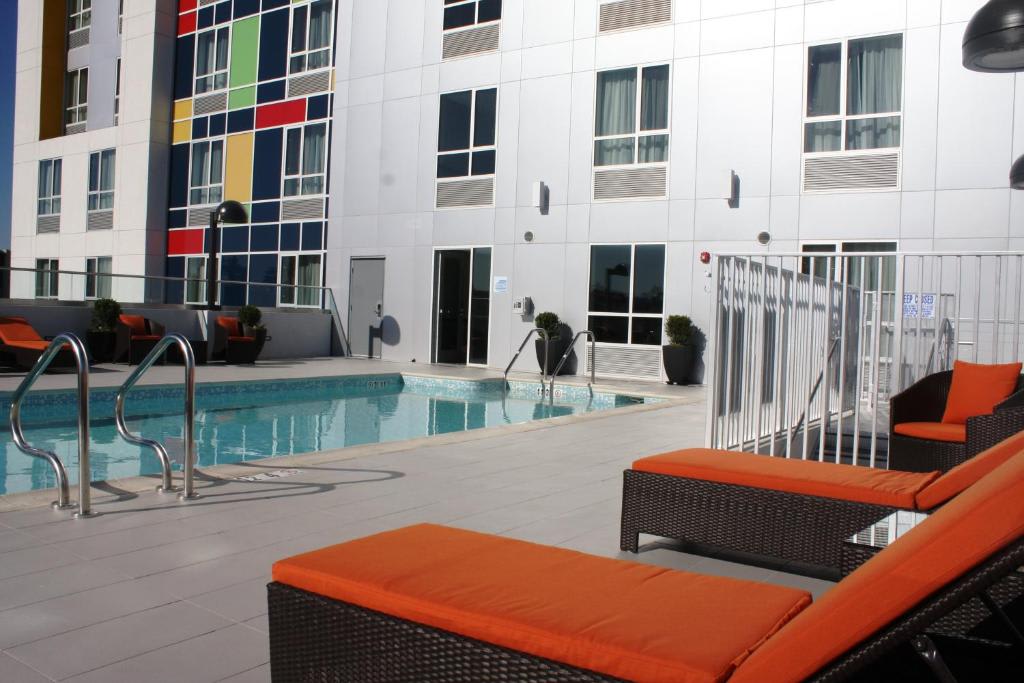 Holiday Inn Express North Hollywood - Burbank Area, an IHG Hotel