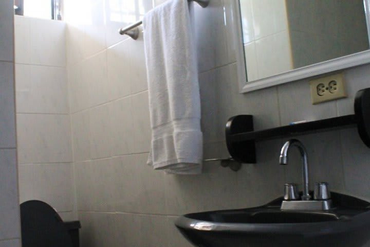 Baño privado con ducha de una habitación