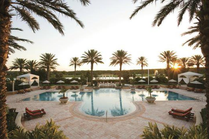 Vista de una alberca del hotel The Ritz-Carlton Orlando