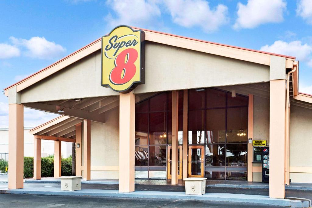 Super 8 by Wyndham Kissimmee/Maingate/Orlando Area