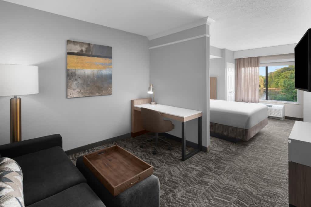 Suite con cama extragrande y sofá cama