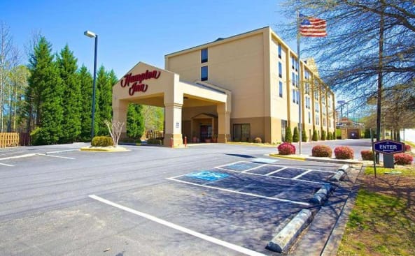 un aparcamiento vacío frente a un hotel en Hampton Inn Atlanta/Douglasville, en Douglasville