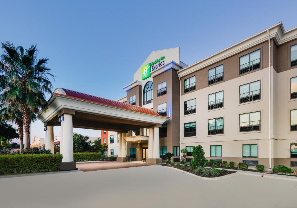 Holiday Inn Express & Suites San Antonio NW near SeaWorld