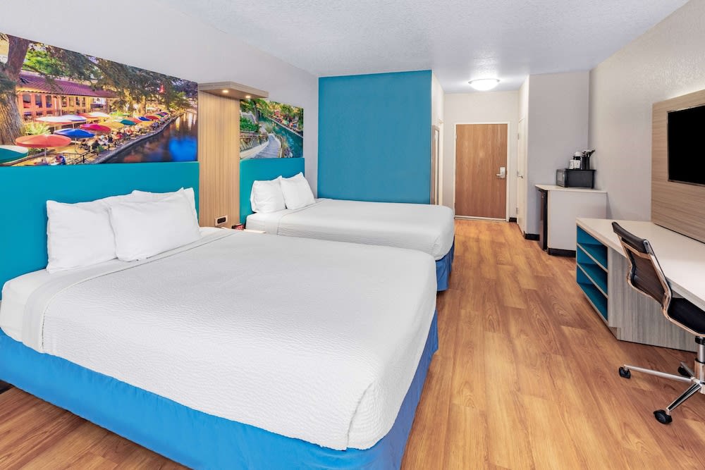 Days Inn & Suites by Wyndham San Antonio near AT&T Center