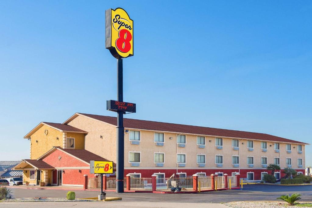 Super 8 by Wyndham San Antonio/I-35 North