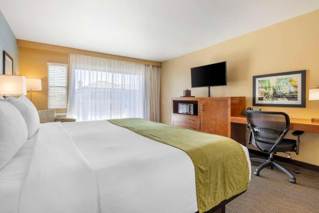 King Room with Partial Ocean View and Balcony - Non-Smoking