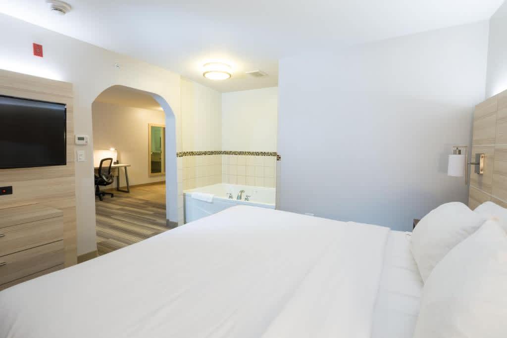 Suite con bañera de hidromasaje y cama extragrande