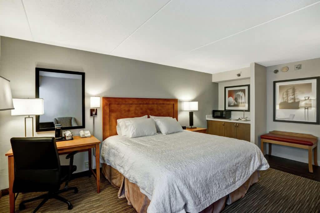King Room - Hearing Accessible/Non-Smoking with mini-fridge & microwave
