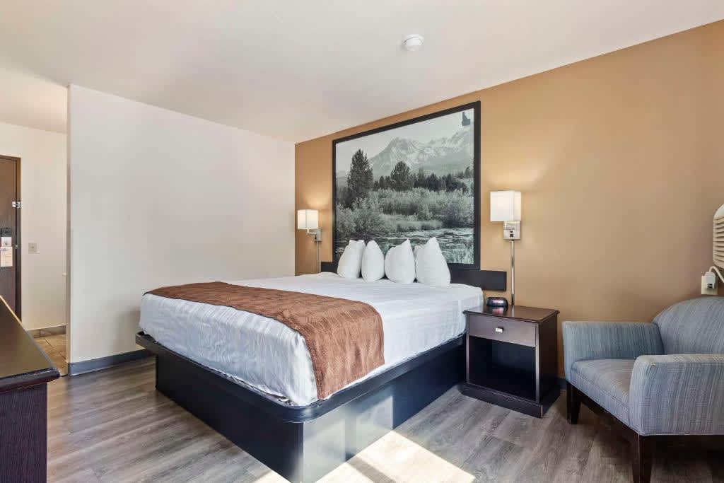 Habitación con cama extragrande.