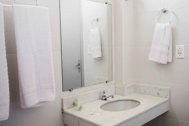 Baño de una habitación en el Patamares Praia Hotel en Salvador de Bahía