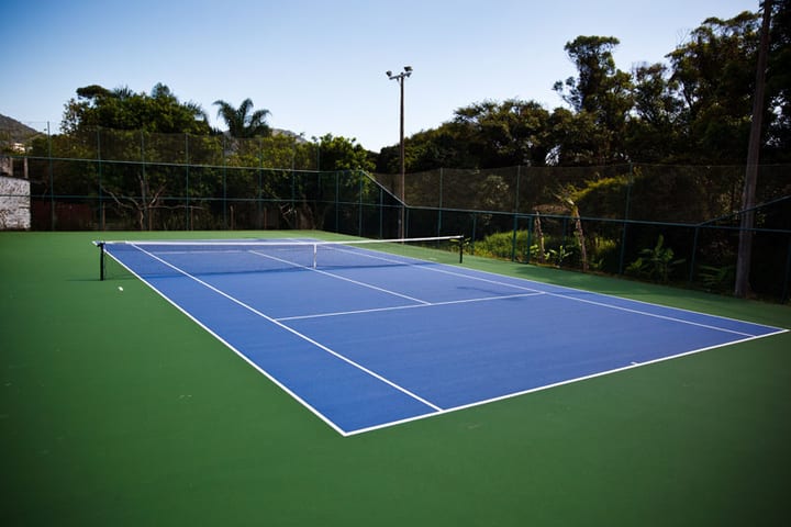 En temporada de vacaciones se imparten clases de tenis en Costa Norte Ingleses