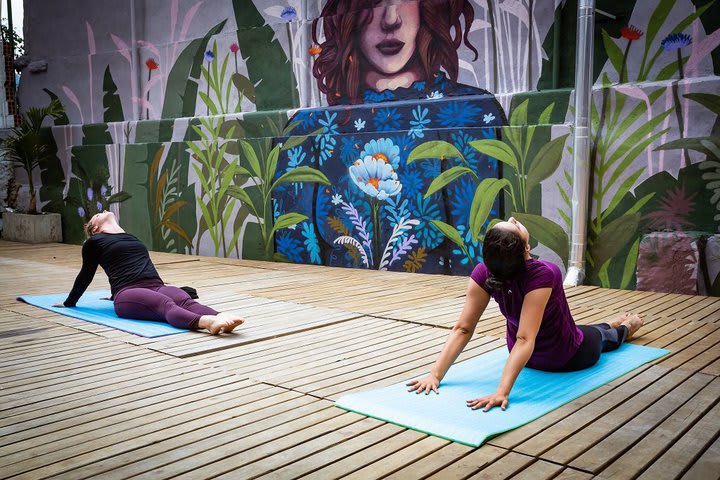 Haciendo yoga en la terraza