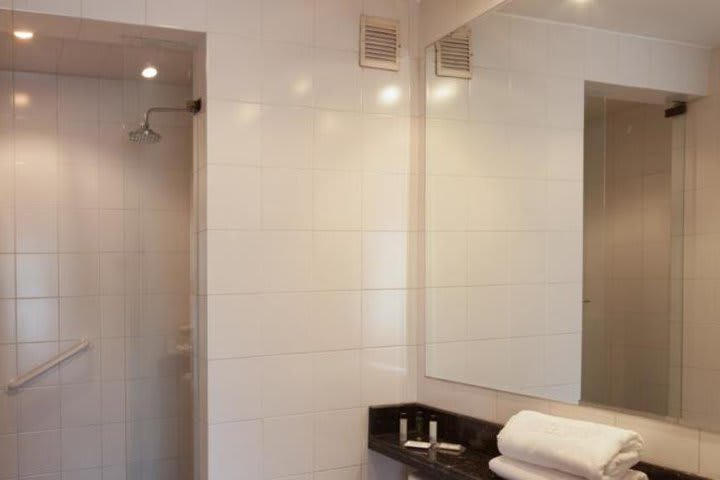 Baño de huéspedes